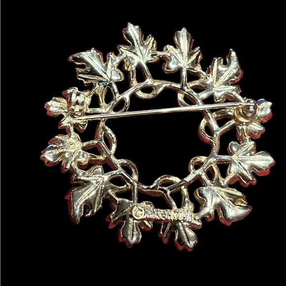 Vintage Sarah Coventry 2tone maple leaf circular brooch - Picture 3 of 5